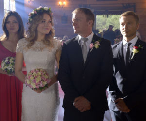 To nie koniec świata odcinek 26 Ula (Magdalena Lamparska), Darek (Eryk Lubos) Anka (Karolina Gorczyca), Paweł (Krystian Wieczorek)