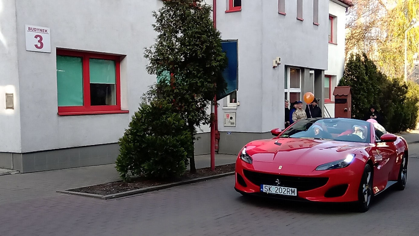 Święty Mikołaj zamienił sanie i renifery na czerwone Ferrari. Dzieciaki z chorzowskiego szpitala zachwycone [ZDJĘCIA]