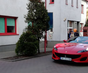 Święty Mikołaj zamienił sanie i renifery na czerwone Ferrari. Dzieciaki z chorzowskiego szpitala zachwycone [ZDJĘCIA]