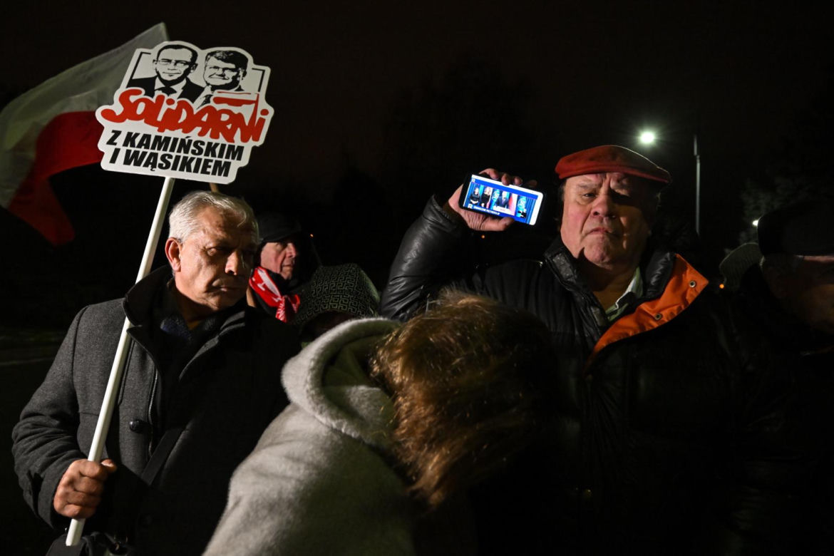 Manifestacje przed zakładami karnymi, w których przebywali Mariusz Kamiński i Maciej Wąsik