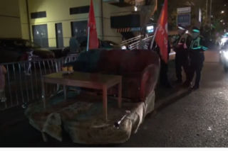 Sofa na kółkach zatrzymana przez policję. Powód? Kierowca kanapy nie zapiął pasów! 