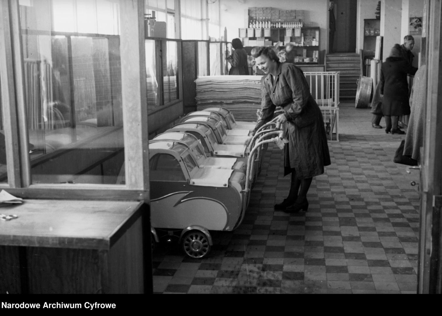 Sklep wielobranżowy Powszechny Dom Towarowy