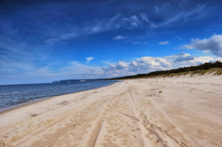 Nieodkryte plaże nad Bałtykiem: tutaj nie ma tłumów! Urlop nad polskim morzem nie musi być koszmarem. Tutaj odpoczniesz od turystów