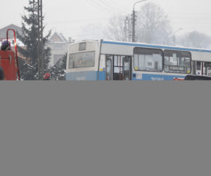 Sączów: Sanki wjechały pod autobus. 10-latek nie żyje, 8-latka w stanie ciężkim