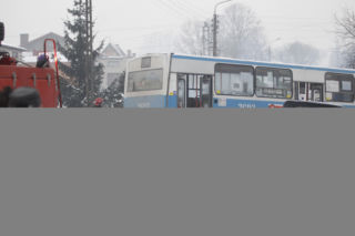 Sączów: Sanki wjechały pod autobus. 10-latek nie żyje, 8-latka w stanie ciężkim