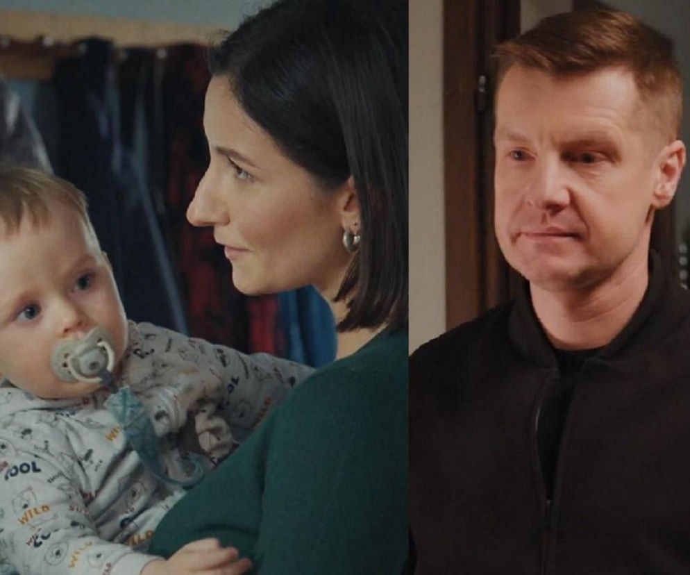 Amanda Mincewicz jako Agnes w zielonym swetrze, trzymająca na rękach małego Mikołaja Jankowskiego jako Antosia, oraz Rafał Mroczek jako Paweł Zduński w czarnej bluzie. Scena z serialu M jak miłość przedstawia dylemat Pawła dotyczący relacji Agnes z synem, o czym przeczytasz na Super Seriale.