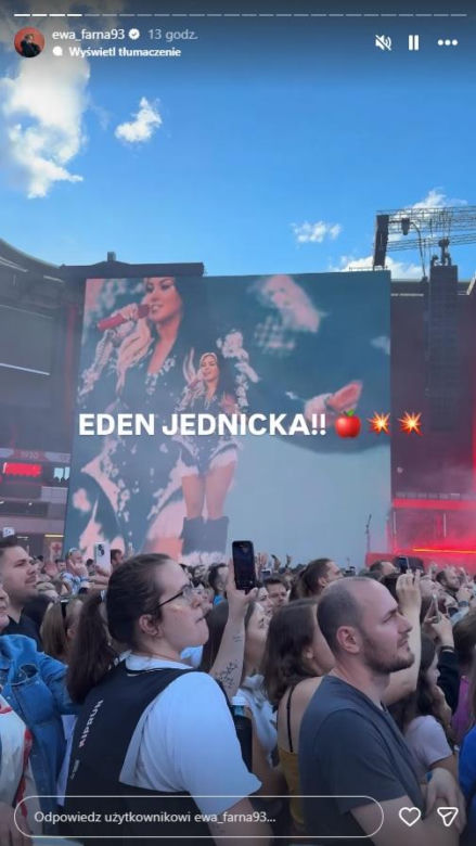Ewa Farna na stadionie w Pradze