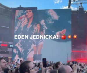 Ewa Farna na stadionie w Pradze