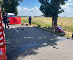 Otarł się o drzewo, a następnie wjechał w rowerzystę! Śmierć pod Obornikami