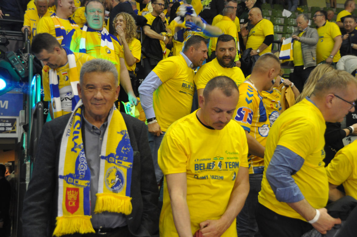 Barlinek Industria Kielce - Telekom Veszprem. Kibice zrobili "żółto-niebieski kocioł" w Hali Legionów