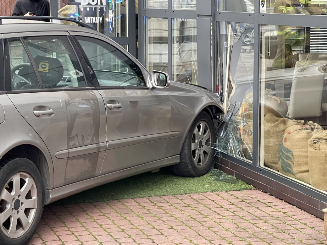 Kierowca dostał zawału i rozbił się samochodem