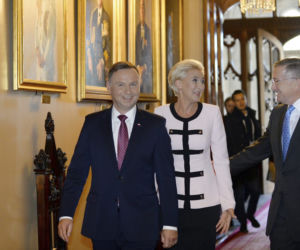 Znany projektant mody miażdży Szydło. Wysyła ją po porady do Agaty Dudy! 