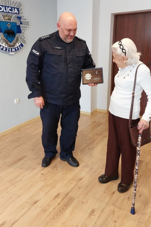 Policja podziękowała bohaterskiej 91-latce, która udaremniła napad na bank
