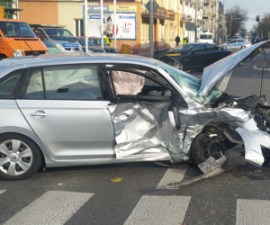 Jaguar staranował Skodę. Sprawca wypadku walczy o życie