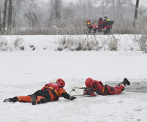 Gdy załamie się lód. Co robić, by uratować siebie lub kogoś, gdy wpadnie do wody?