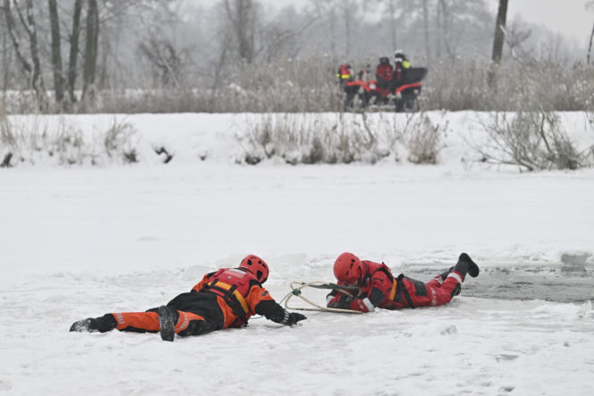 Gdy załamie się lód. Co robić, by uratować siebie lub kogoś, gdy wpadnie do wody?