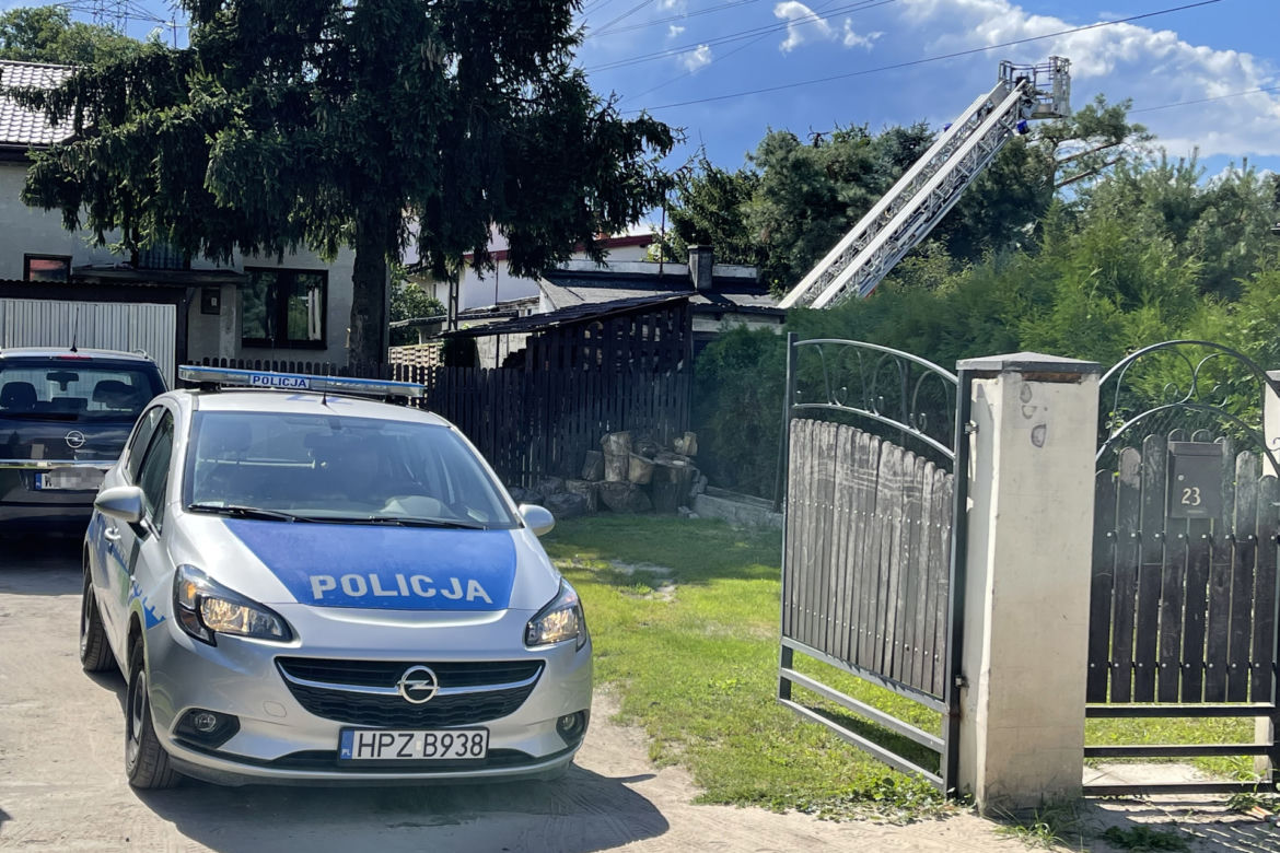 Koszmar w Łomiankach. Mężczyzna zmarł na dachu domu 