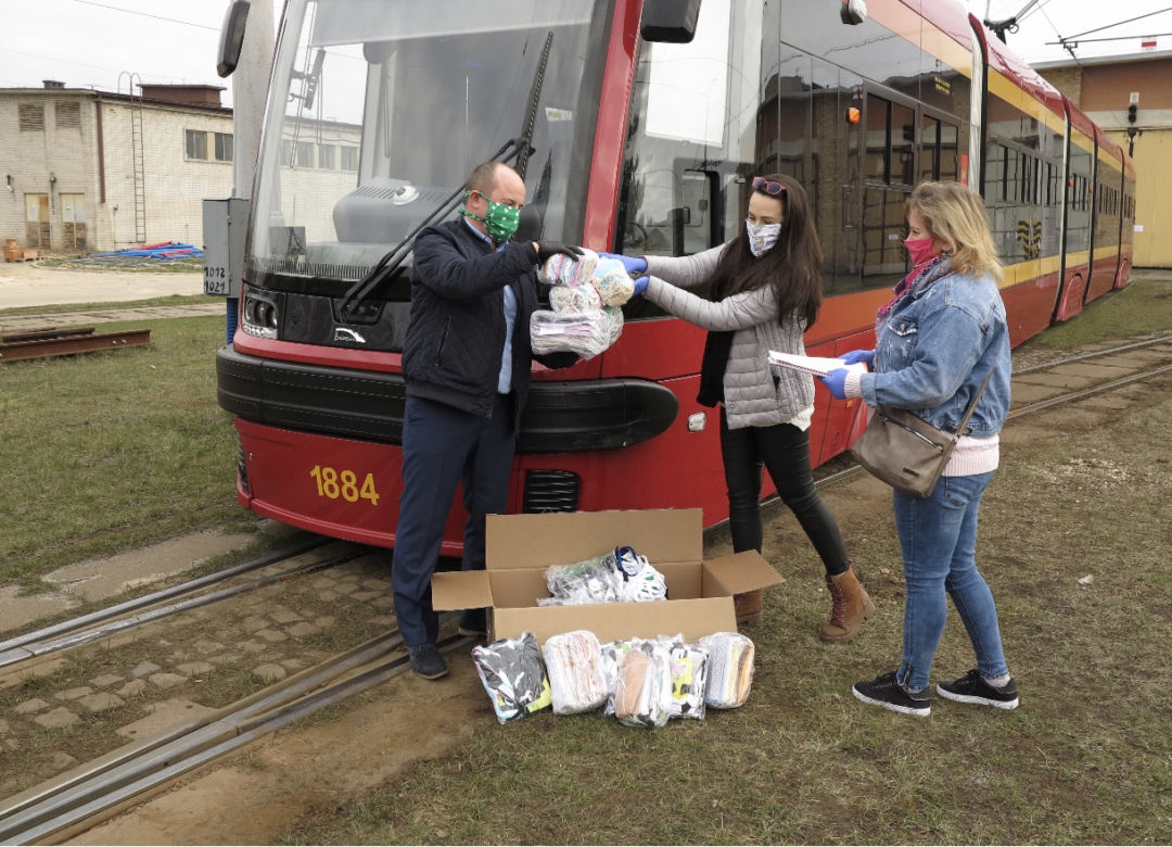 Łodzianie walczą z zarazą! 1000 maseczek dla kierowców MPK