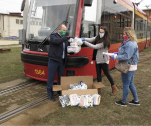 Łodzianie walczą z zarazą! 1000 maseczek dla kierowców MPK