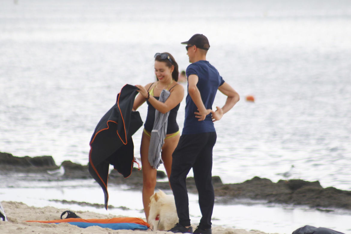 Piotr Żyła i Marcelina Ziętek na plaży