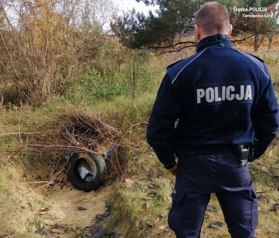 Śląskie: Skok stulecia w Kaletach. Ukradli skrzynki z pustymi butelkami po piwach. Cenny łup ukryli w wykopanym dole