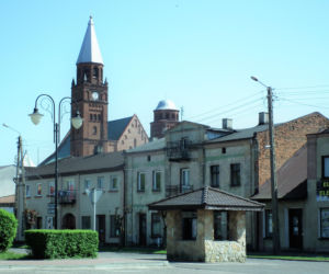 To jedno z najpiękniejszych miast w woj. łódzkim. Zachwyca rynkiem, którego ozdobą jest zabytkowy kościół