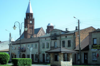 To jedno z najpiękniejszych miast w woj. łódzkim. Zachwyca rynkiem, którego ozdobą jest zabytkowy kościół