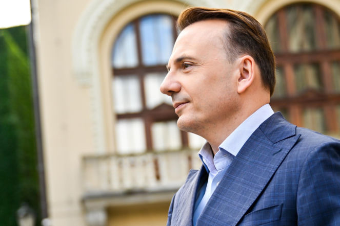 Trzy mieszkania, działki rodziny i „stary układ”. Łukasz Gibała odpowiada na zarzuty…