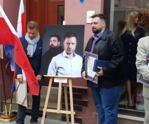 Nowe autografy na ul. Długiej! Swoje podpisy odsłonili bracia Sekielcy, Jan Rulewski i Antoni Tokarczuk [ZDJĘCIA, WIDEO]