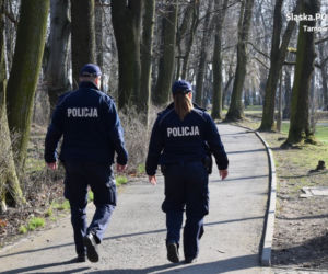 Policjanci czujni w dobie epidemii. Tak patrolują ulice miast Śląska i Zagłębia [ZDJĘCIA]