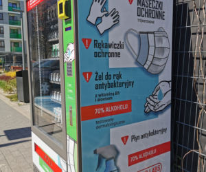 Automat z maseczkami i żelem antybakteryjnym w Warszawie