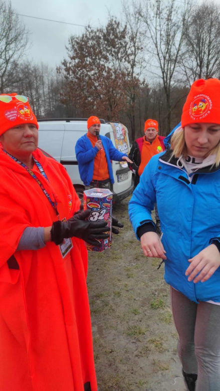 „Krasnostawskie Karpie” znów wskoczyły do zimnej wody! Zobacz, jak morsowali dla WOŚP