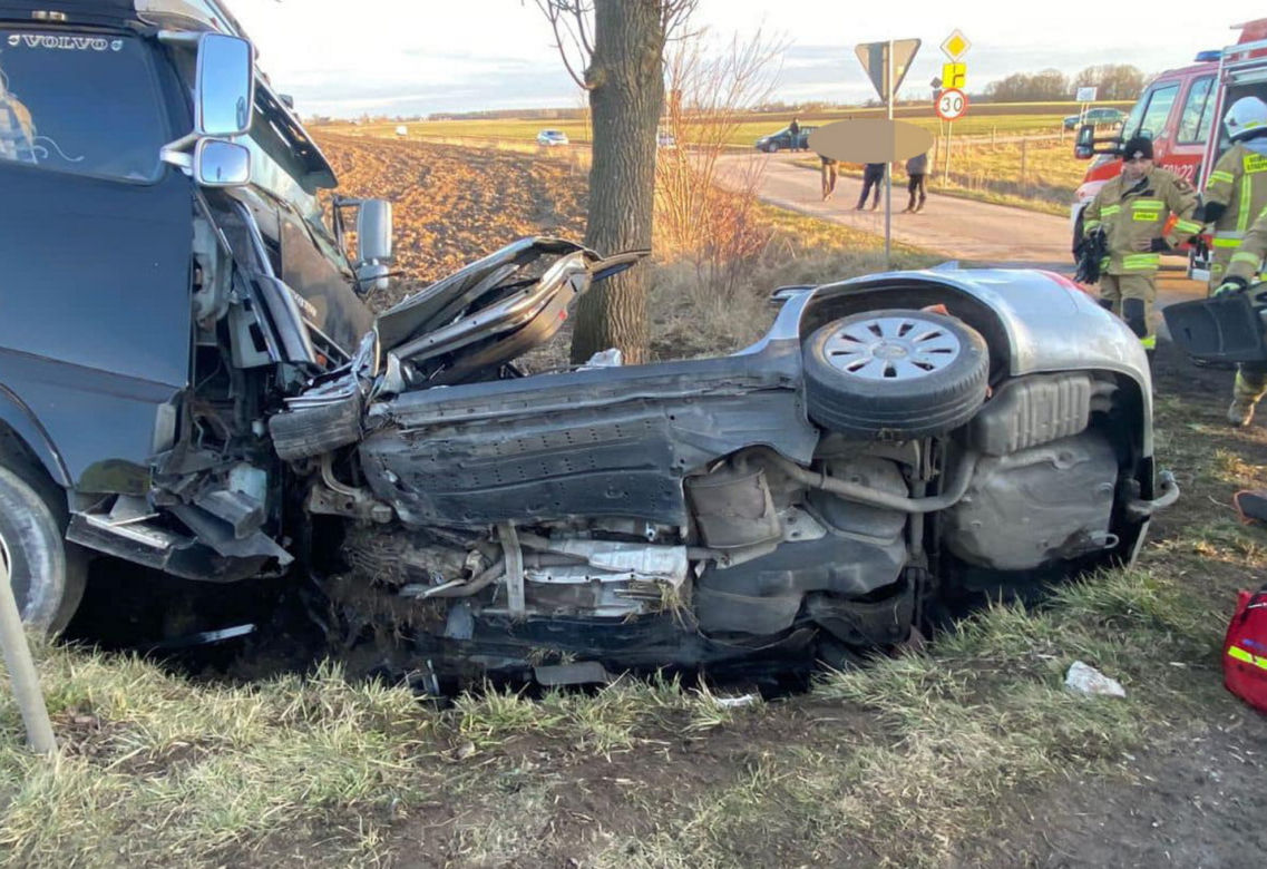 Horror w Golanach. Czołowe zderzenie ciężarówki i audi. Nie żyje kierowca osobówki