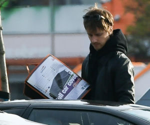 Maciej Musiał najpierw pieści auto, potem dziewczynę