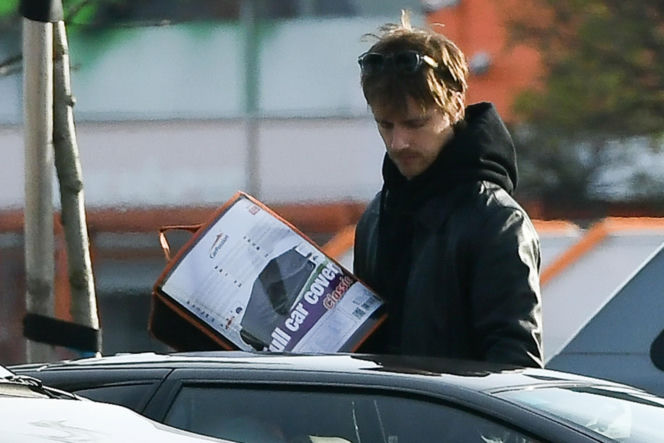 Maciej Musiał najpierw pieści auto, potem dziewczynę