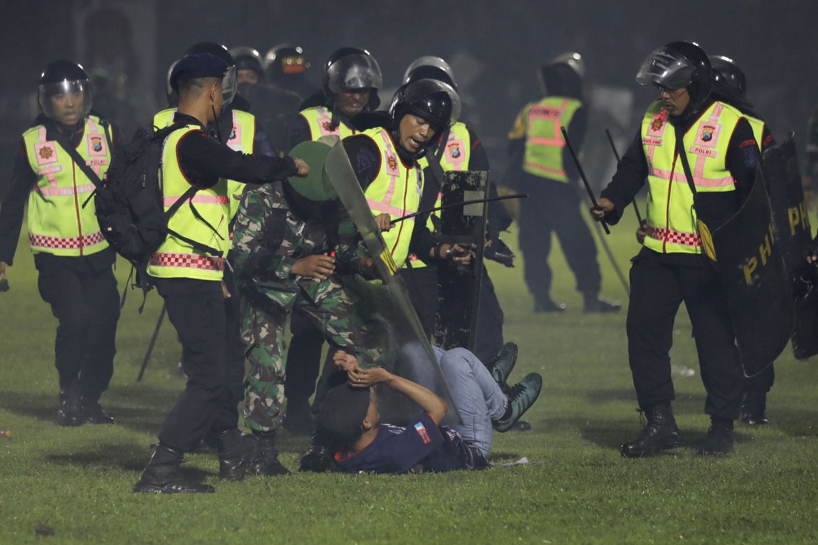 Indonezja. 130 osób nie żyje, wielu rannych. Dantejskie sceny na meczu