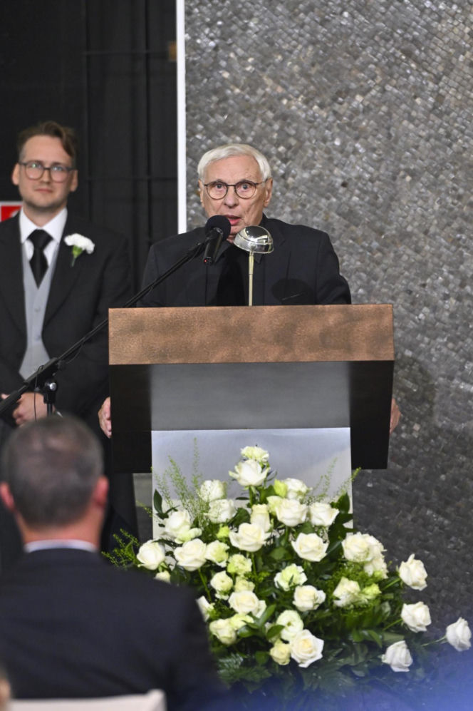Zaskakujący widok na pogrzebie Frycza. Pojawili się żołnierze