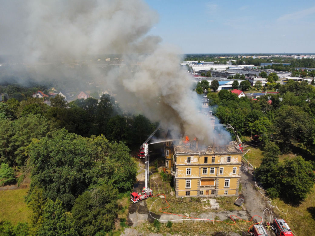 Dach pałacu cały w płomieniach 