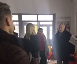 M jak miłość. Katia (Joanna Jarmołowicz), jej ojciec Otar (David Gamtsemlidze), Julka (Joanna Kuberska), Paweł (Rafał Mroczek)