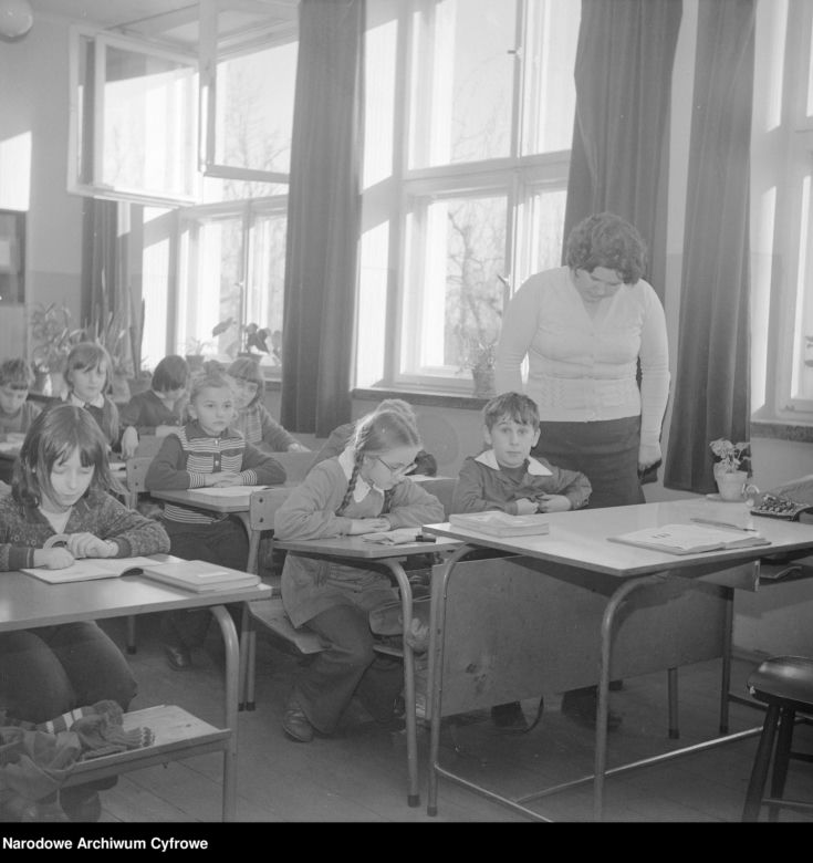 Dzieci podczas lekcji (1975 r.)