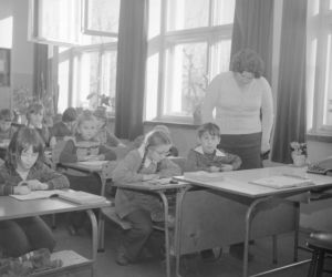 Dzieci podczas lekcji (1975 r.)