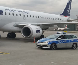 Policjanci na Okęciu. Tak wygląda akcja LOT do domu