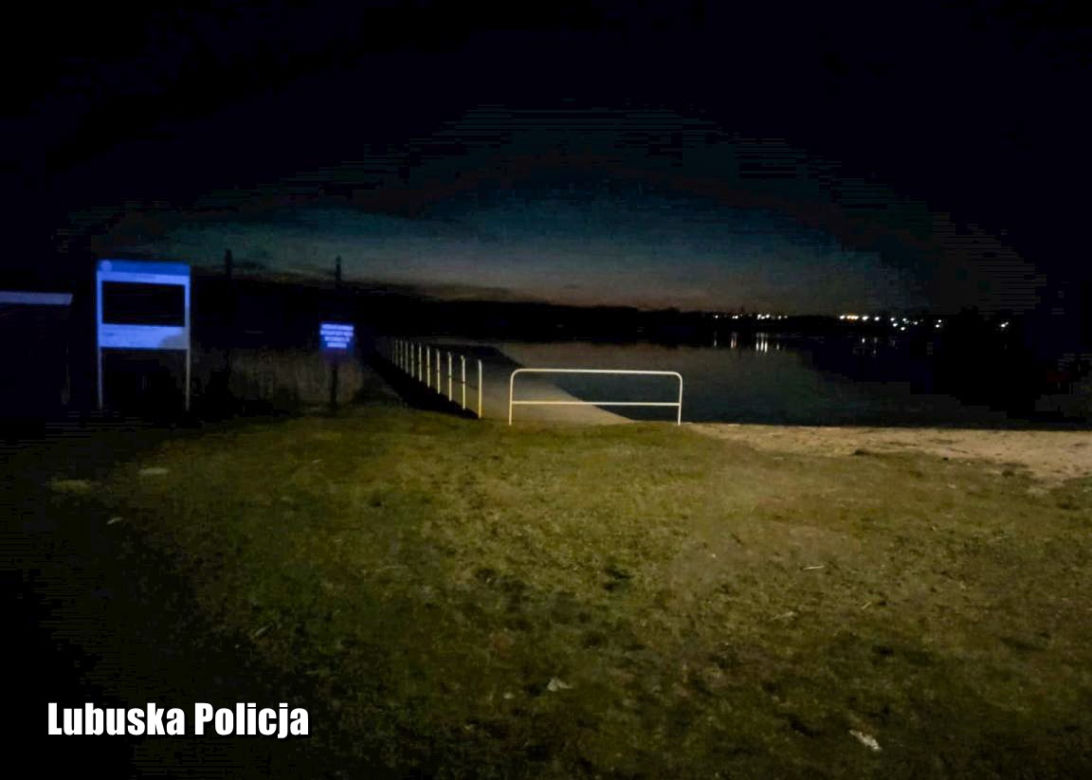 Policjant wskoczył do lodowatej wody, by uratować tonącą kobietę