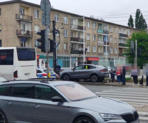 Po śmierci 6-latka postawili tam fotoradar. Pijany kierowca wbił się w barierki przy przystanku