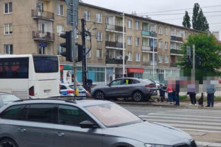 Po śmierci 6-latka postawili tam fotoradar. Pijany kierowca wbił się w barierki przy przystanku
