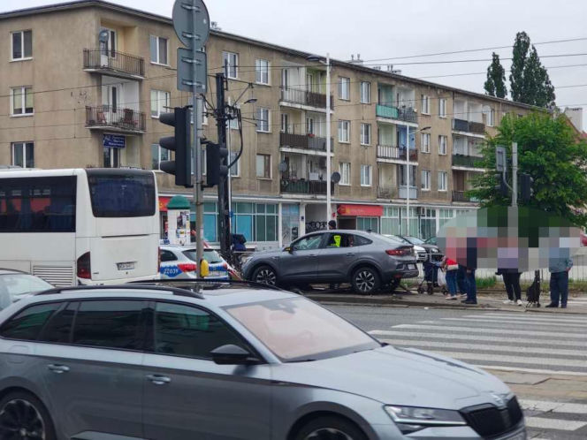 Po śmierci 6-latka postawili tam fotoradar. Pijany kierowca wbił się w barierki przy przystanku