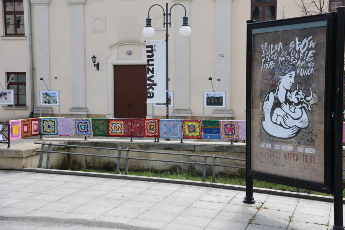 Kolorowe instalacje opanowały Lublin. Tak „Otulanie włóczką” świętuje swoje 10. urodziny!