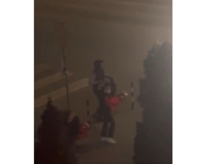 19-latek z Gdańska wybił szybę w kwiatomacie, ukradł dwa bukiety i wręczył je dziewczynom