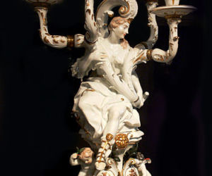 Miśnia – porcelanowy kandelabr z postacią kobiety z tzw. serwisu Sułkowskiego, 1736