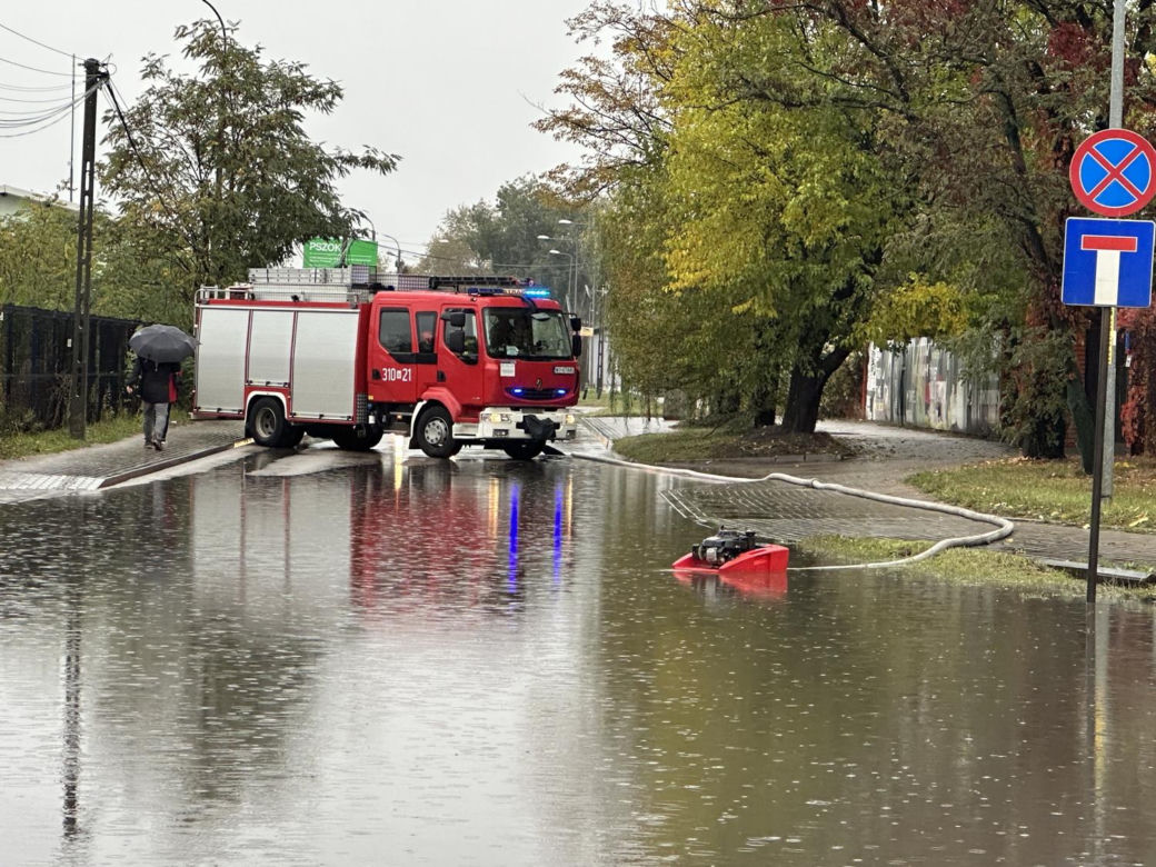 Pogodowy armagedon w Warszawie. Ulice jak rzeki, auta grzęzną w błocie